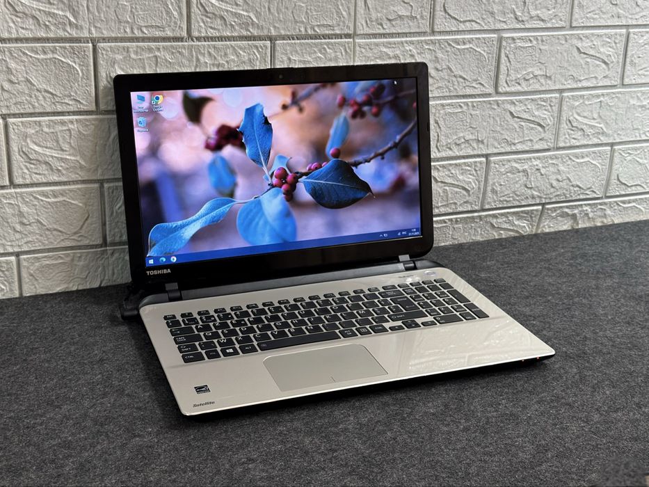 Ноутбук Toshiba L50 Core i3 8GB Батарея 4 години