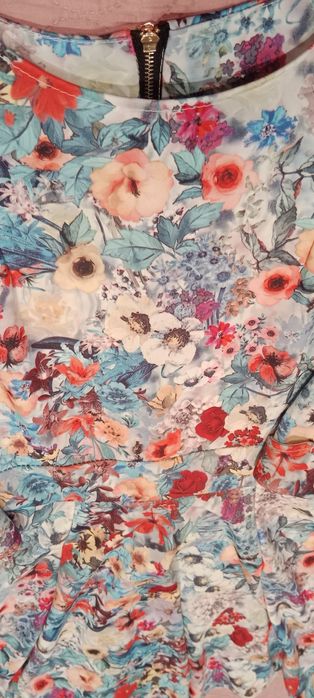 Piękna sukienka w kwiatki 152