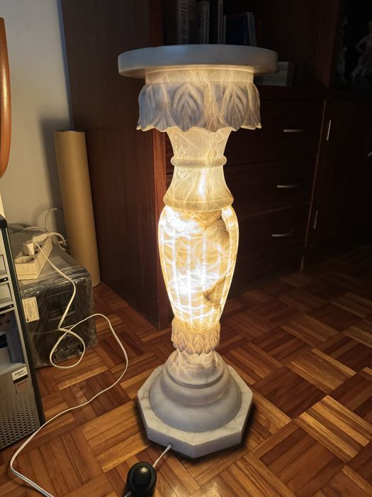 Coluna em pedra marmore antiga, eletrificada