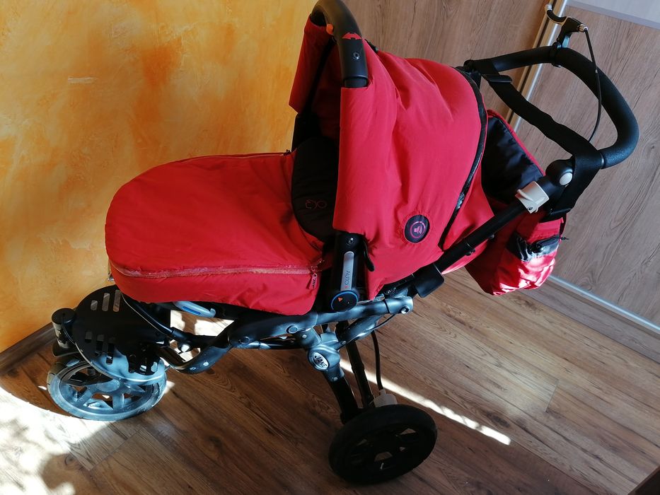 Wózek Jane trójkołowy posiada hamulec w zestawie torba, przewijak