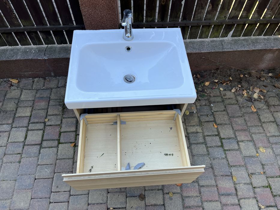 Szafka wisząca z umywalką Ikea