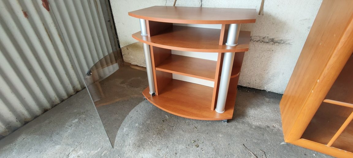Stolik pod telewizor.