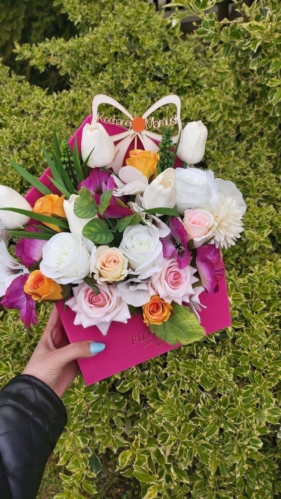 Kwiaty w welurowych pudełku kopercie flowerbox dzień mamy