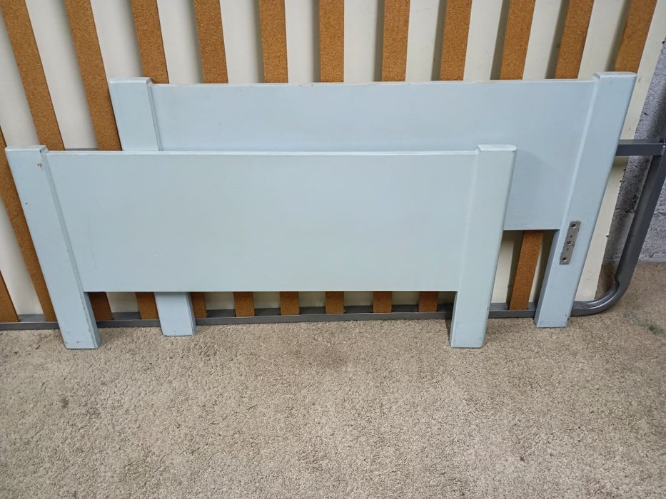 Cama de solteiro 100/190cm, madeira maciça, com estrado metálico e col