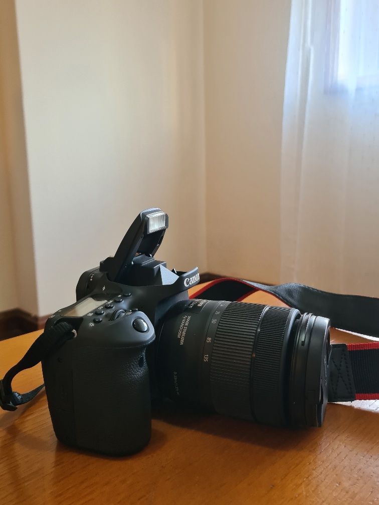 Máquina fotográfica Canon EOS 90D + lente EF-S18-135mm