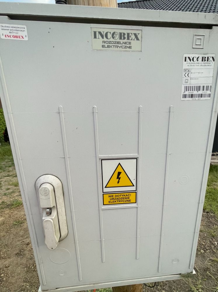 Prowizorka budowalana słup elektryczny plus skrzynka