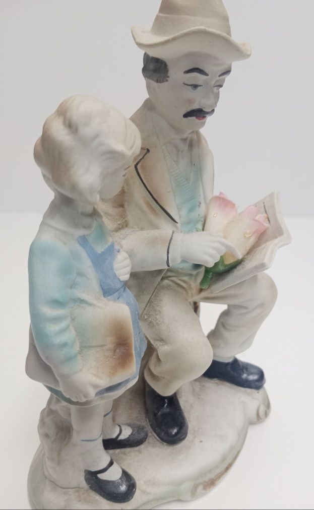 Figurka porcelanowa. Mężczyzna z dziewczynką. Z czasów PRL-u