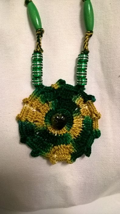 Colar comprido crochet amarelo e verde