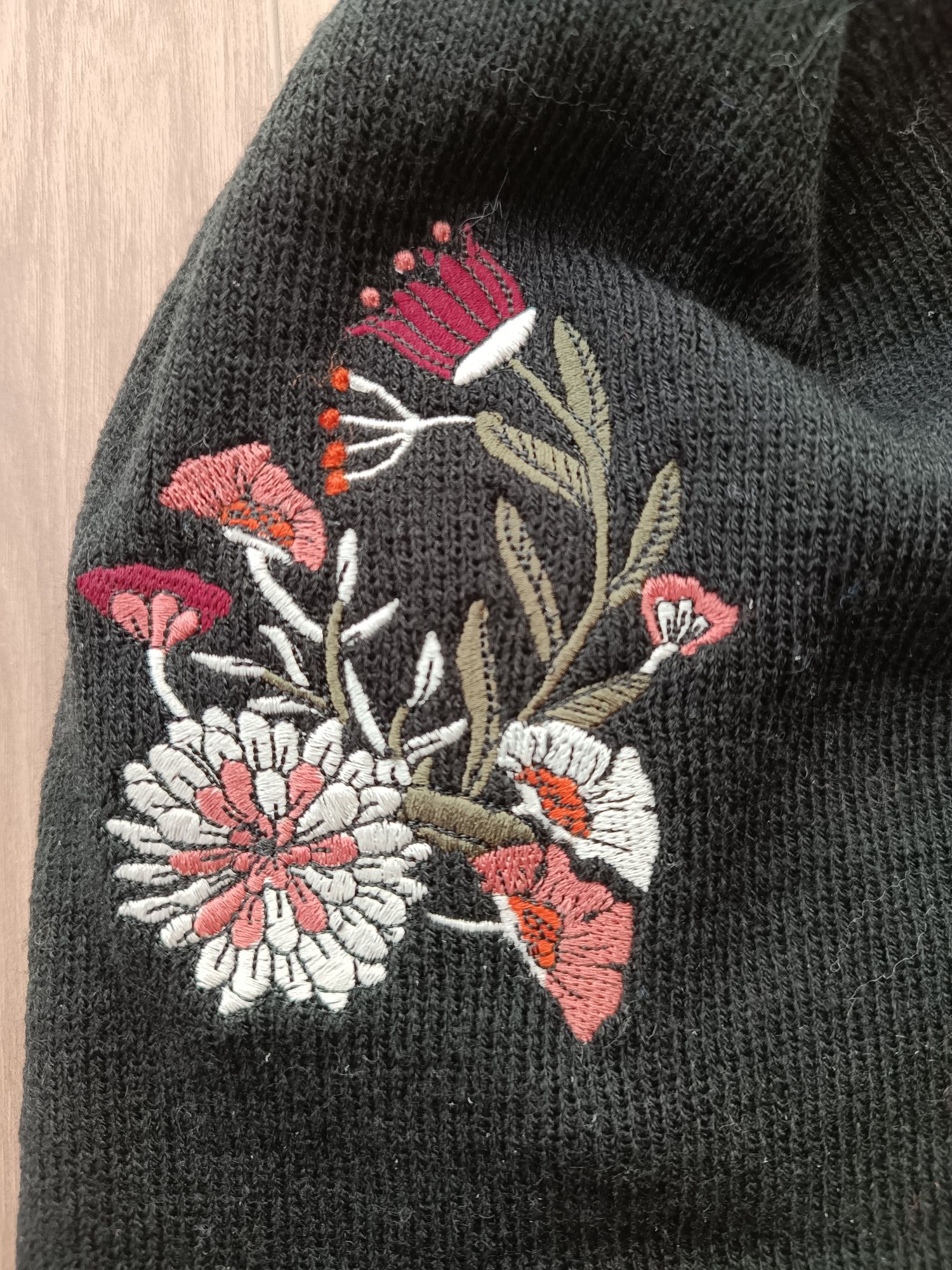 Czarna damska czapka beanie z haftowanymi kwiatami OVS