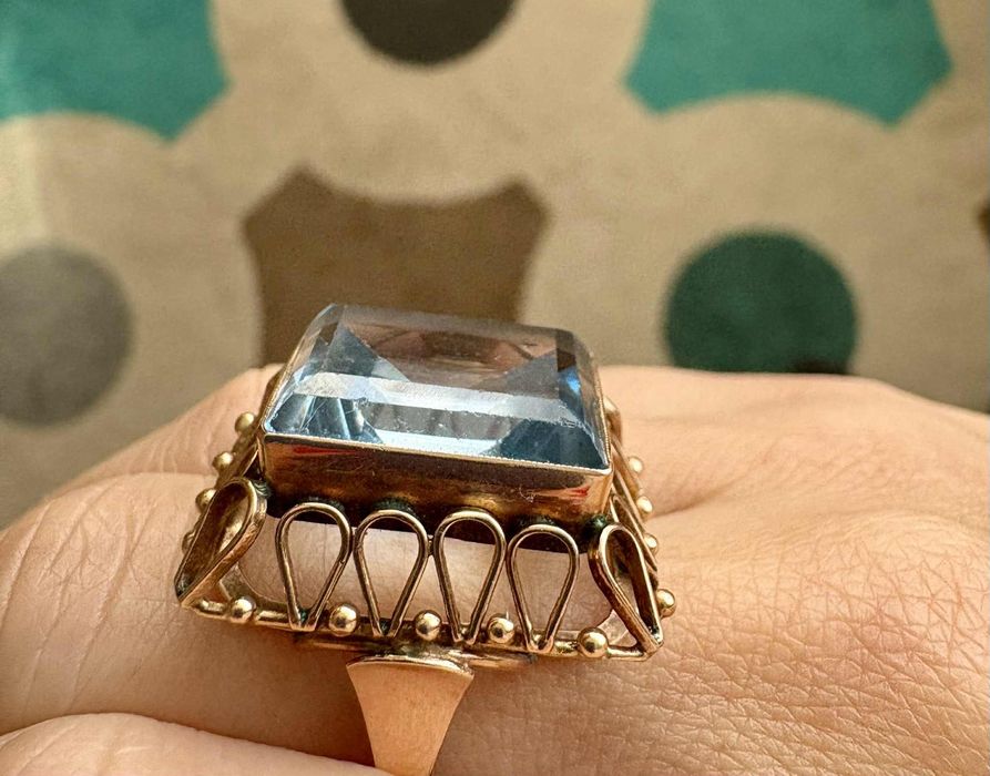 Piękny złoty pierścionek z syntetycznym akwamarynem