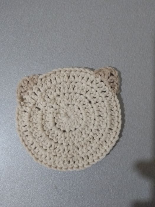 В'язана підставка для чашки у вигляді котика