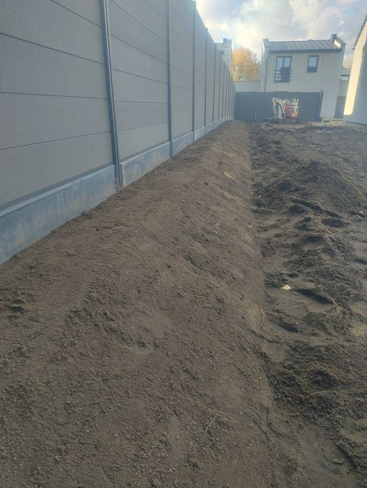 Minikoparka z młotem hydraulicznym – wykopy, rozbiórki, niwelacje.