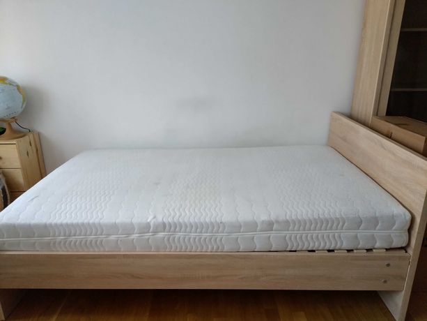 Oddam łóżko z materacem (207 x 124,5)