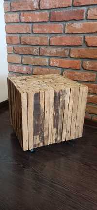 Stolik kawowy z drewna na kółkach