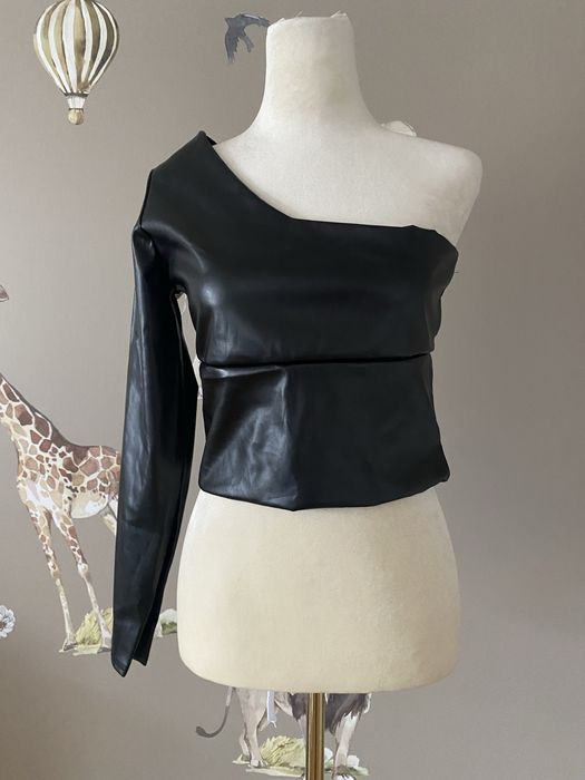 Skórzany top bluzka z ekoskóry na jedno ramię