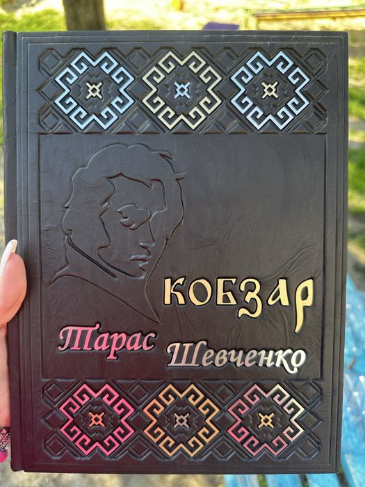 Шкіряні книги та щоденники ручної роботи