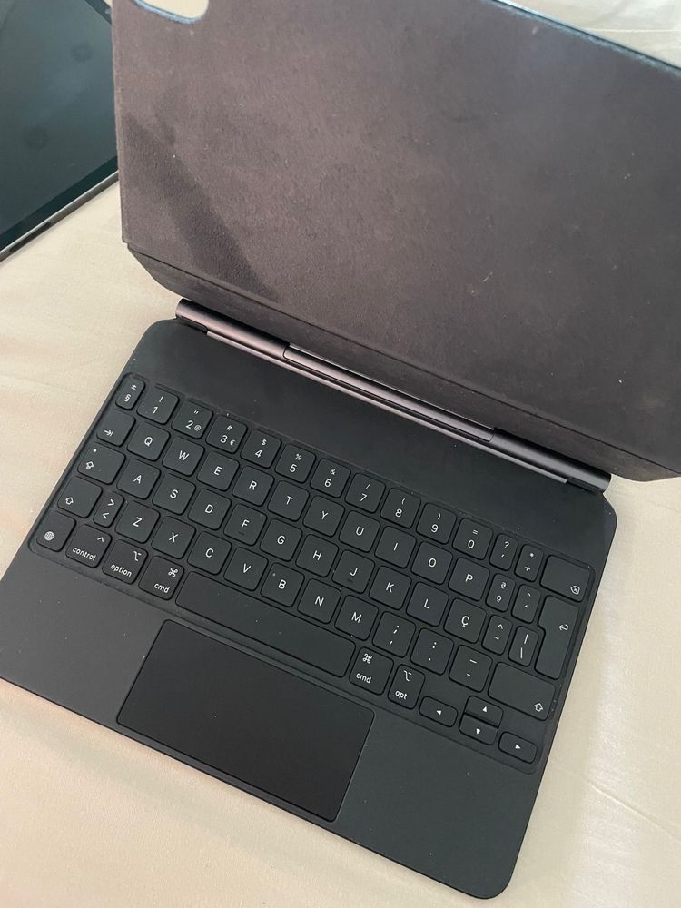iPad Pro 3rd Generation 11 inch c/ Apple Pencil e Magic Keyboard