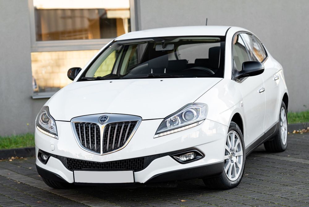 Lancia Delta SUPER STAN Biała Perła 1 Ręka