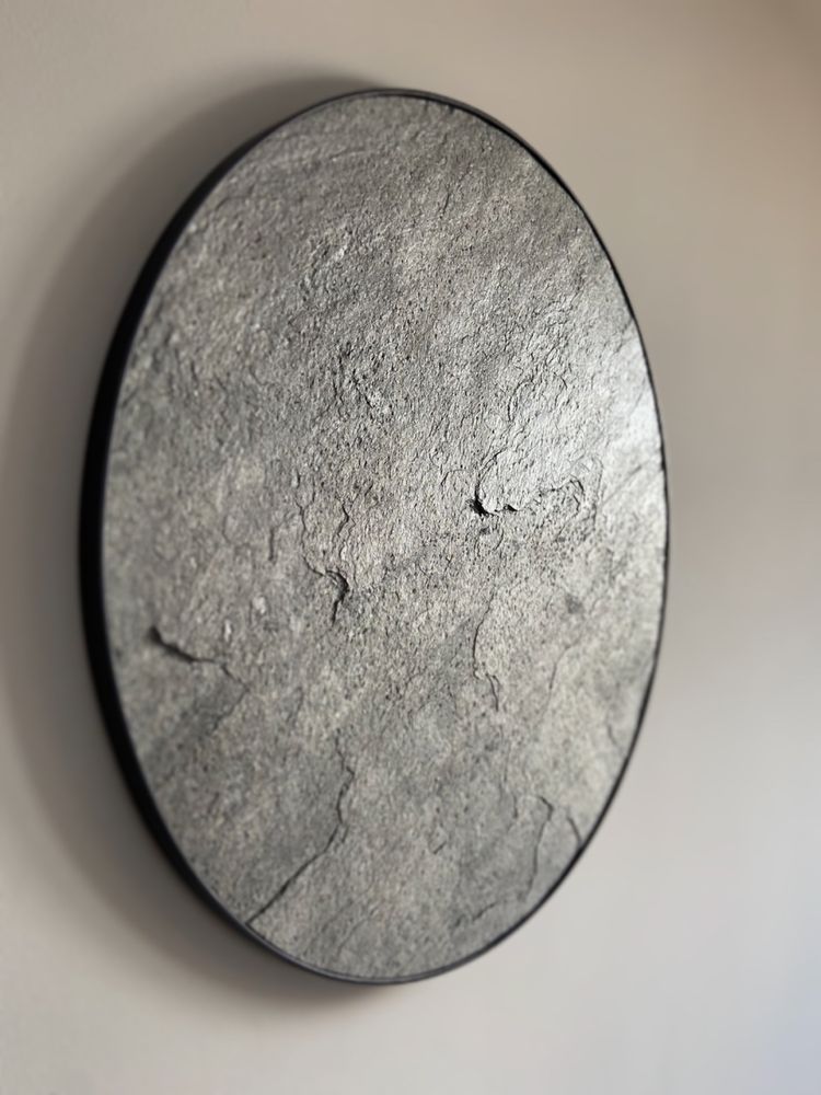 Ozdoba na ścianę 60 cm w metalowej ramie z naturalnego kamienia