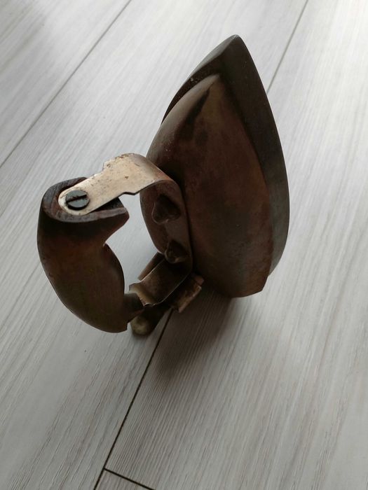 Zabytkowe żelazko stare