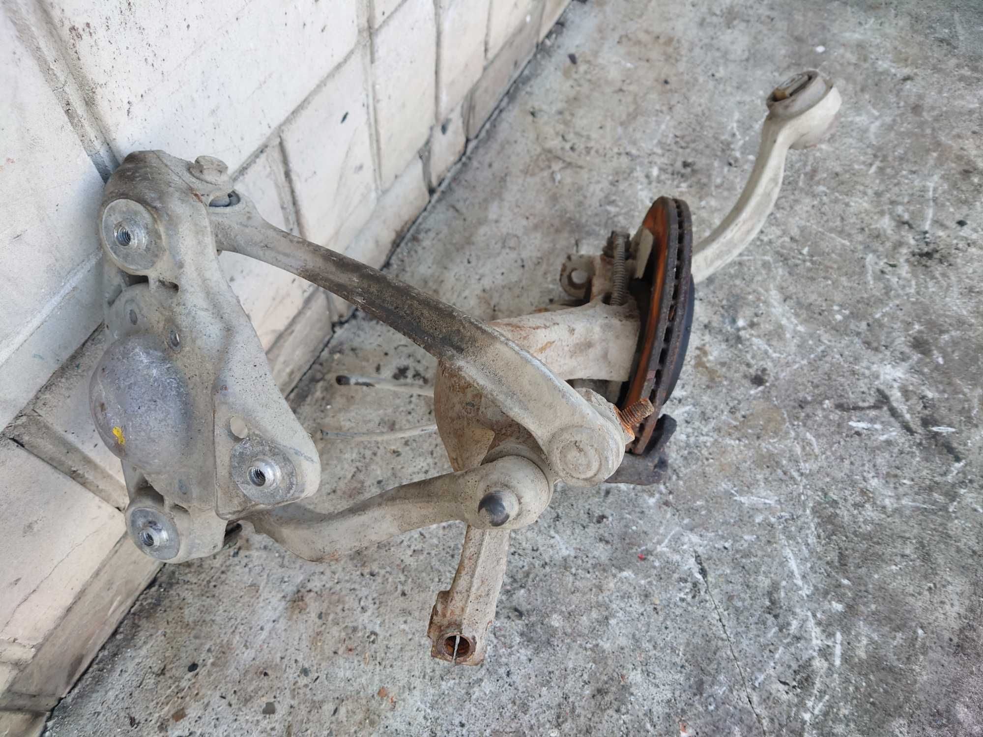Audi A4 B5 Passat B5 Zwrotnica Piasta Wahacze Prawy Przód PP