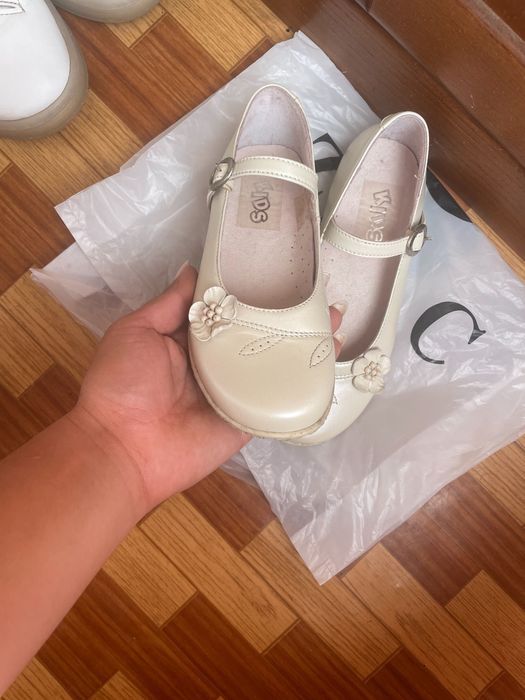 Sandálias bejes tamanho 30