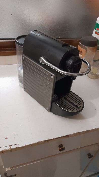 Vendo máquina de café pixie da nespresso impecável