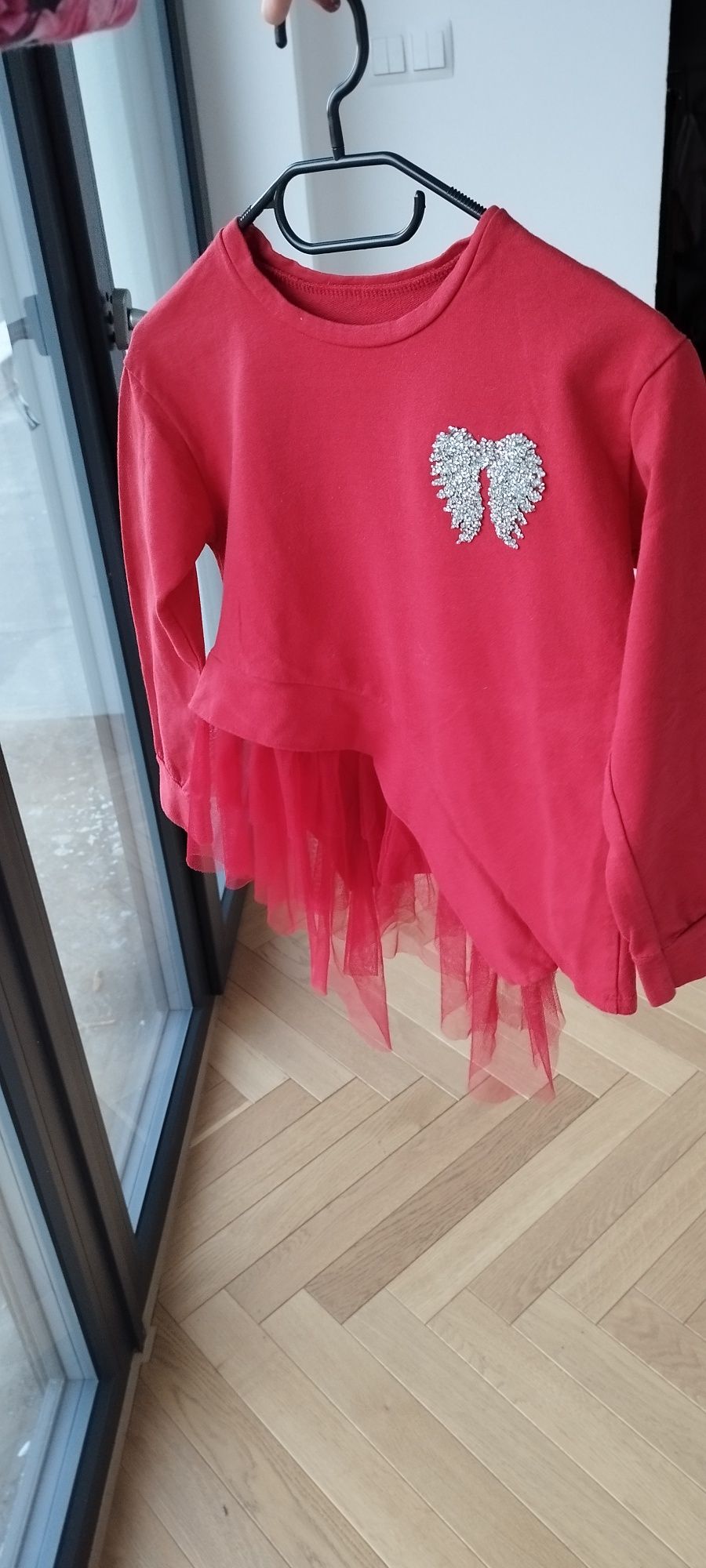 Świąteczna bluza czerwona kryształki tiul 140