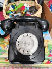 Telefone antigo danificado, preto, não funciona.