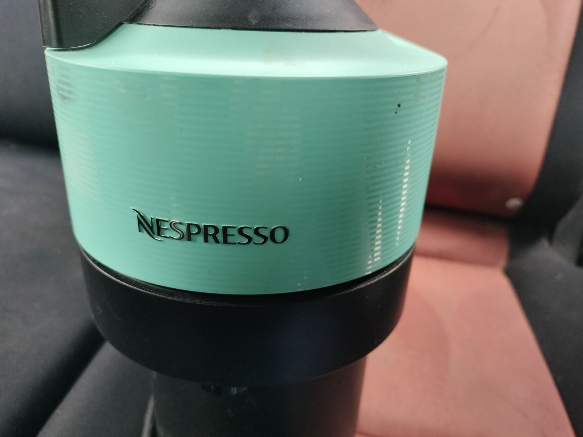 Máquina de café Nespresso Vertu pouco usada.