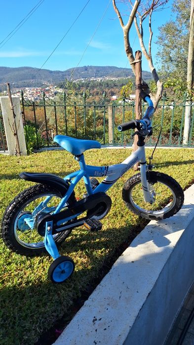 Bicicleta de menino em ótimo estado.