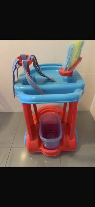 Carrinho de limpeza para brincar