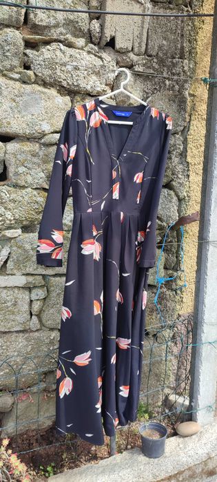 Vestido comprido preto com flores da marca ANONYME DESIGNERS