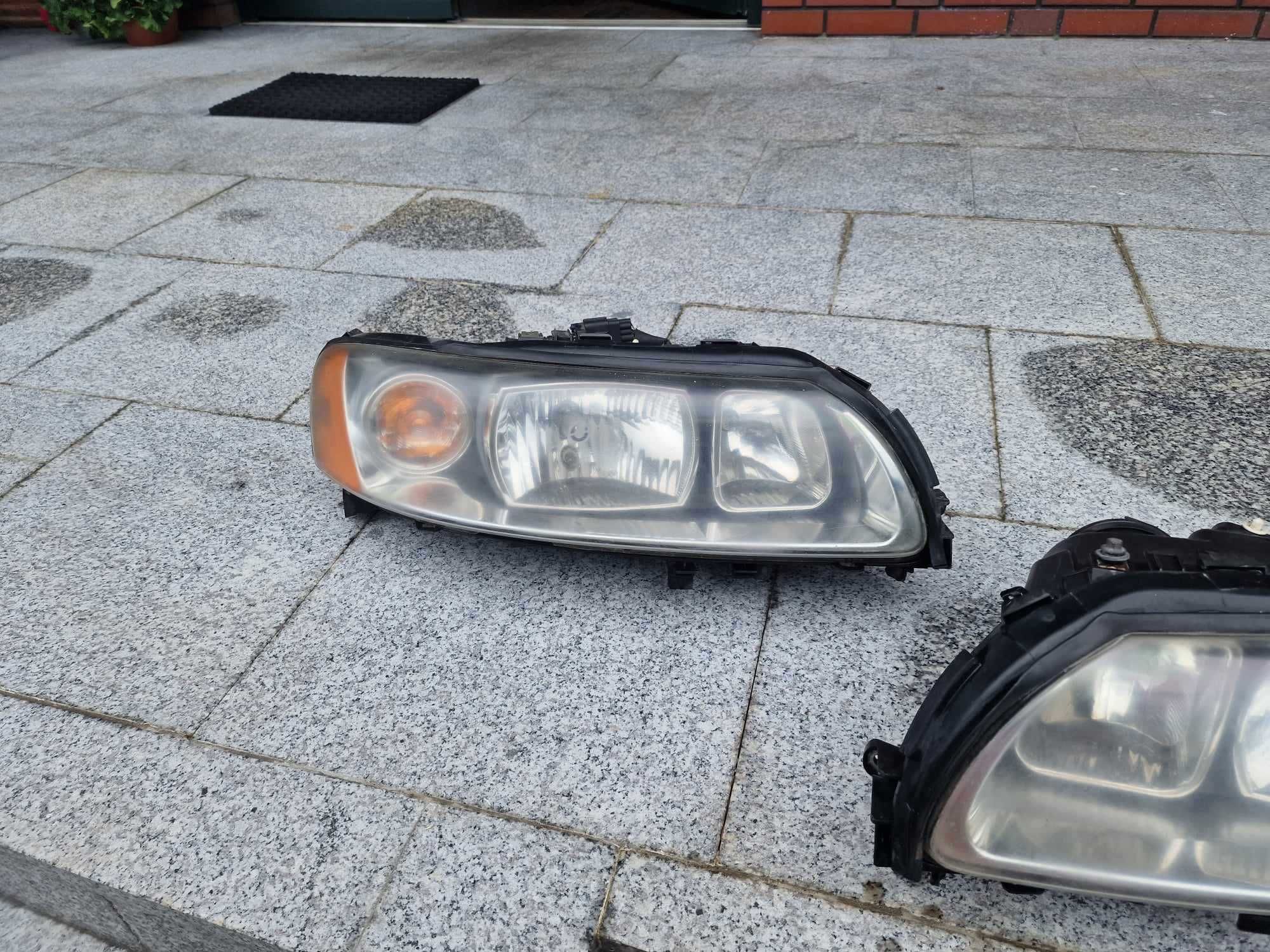 Lampy przód komplet Volvo V70 2005 rok