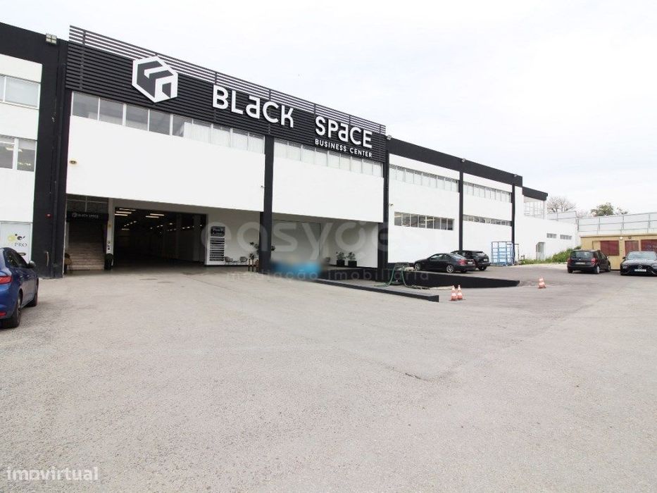 Armazém situado na zona industrial de Alhos Vedros com 250m2