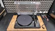 Gramofon PRO-JECT Debut III piano