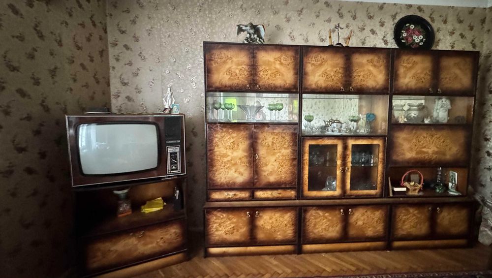 Sprzedam regał z lat 80-tych - wysoki połysk, drewno