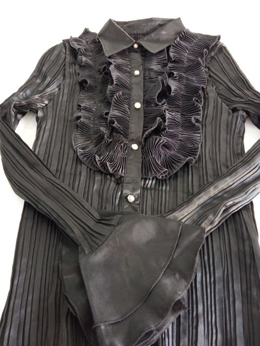 Camisas/camiseiros (preto, bege, roxo que moldam a silhueta-L e XL