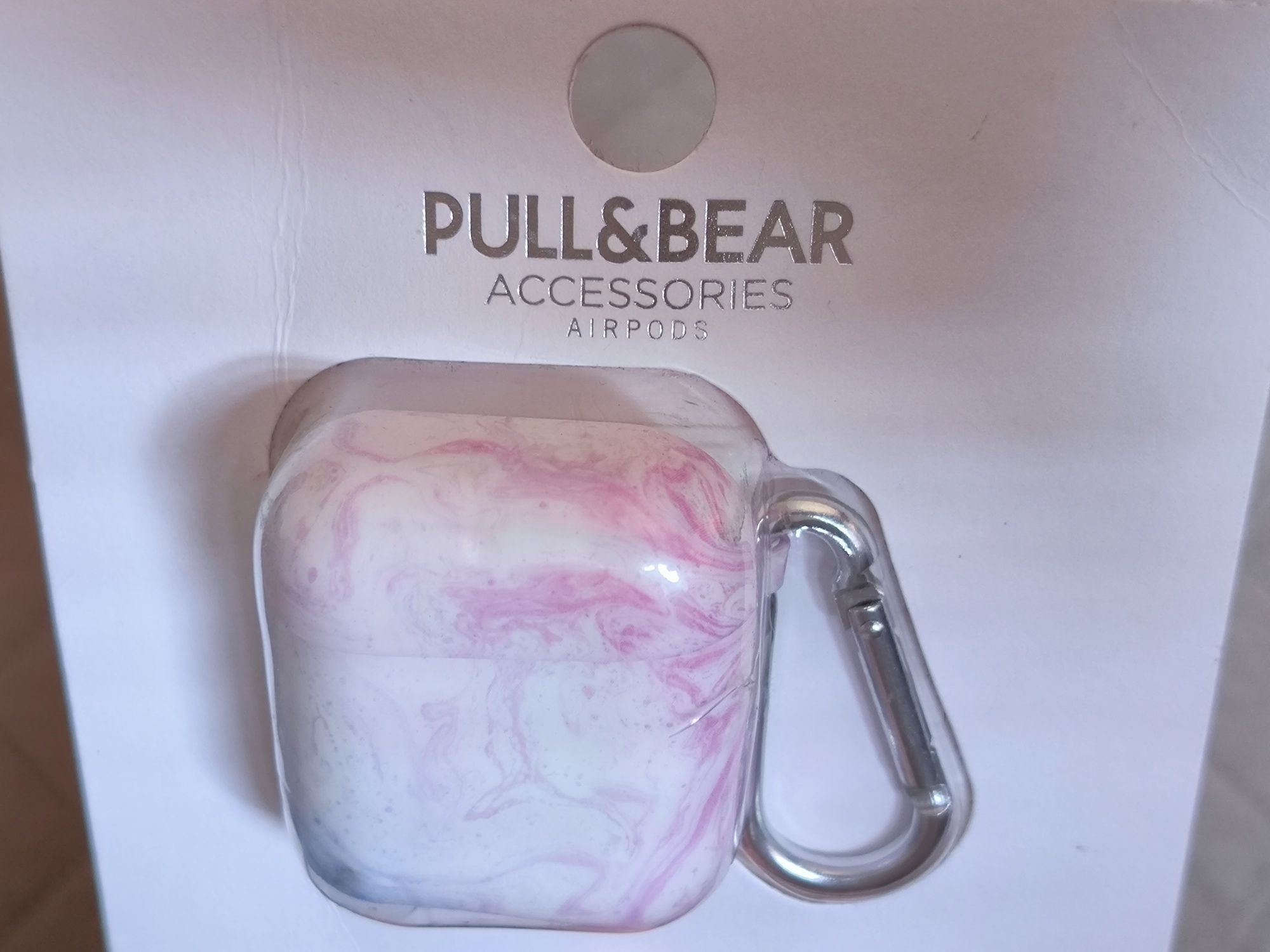 Etui na słuchawki Airpods.