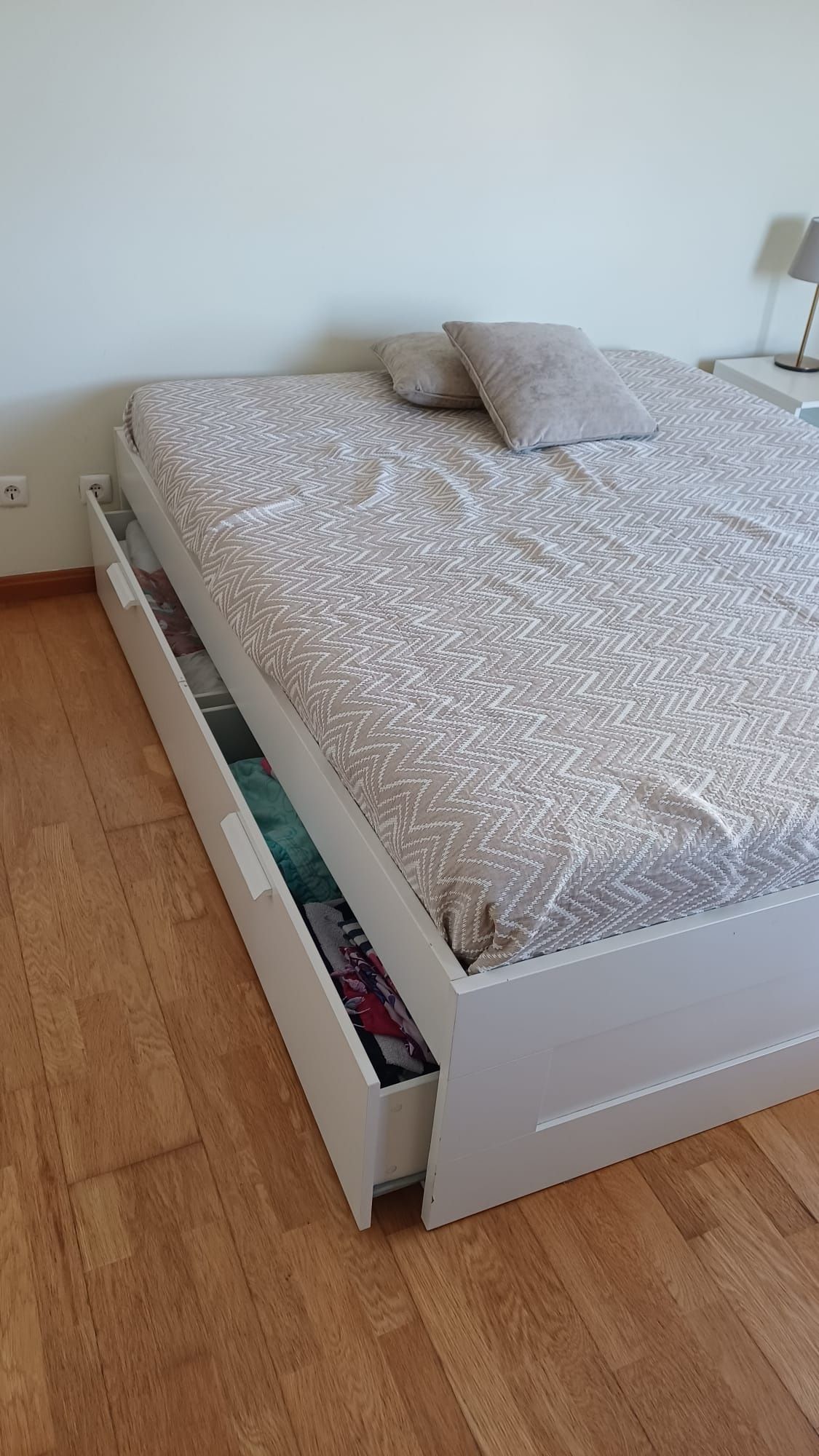 cama de casal,, com arrumação  e 2 mesas de cabeceira BRIMNES