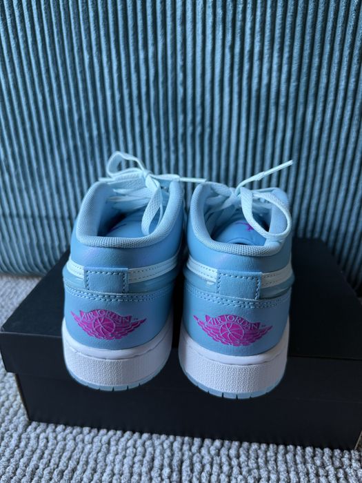 Buty damskie Jordan 1 Low SE Aquarius Blue r. 40 błękitne