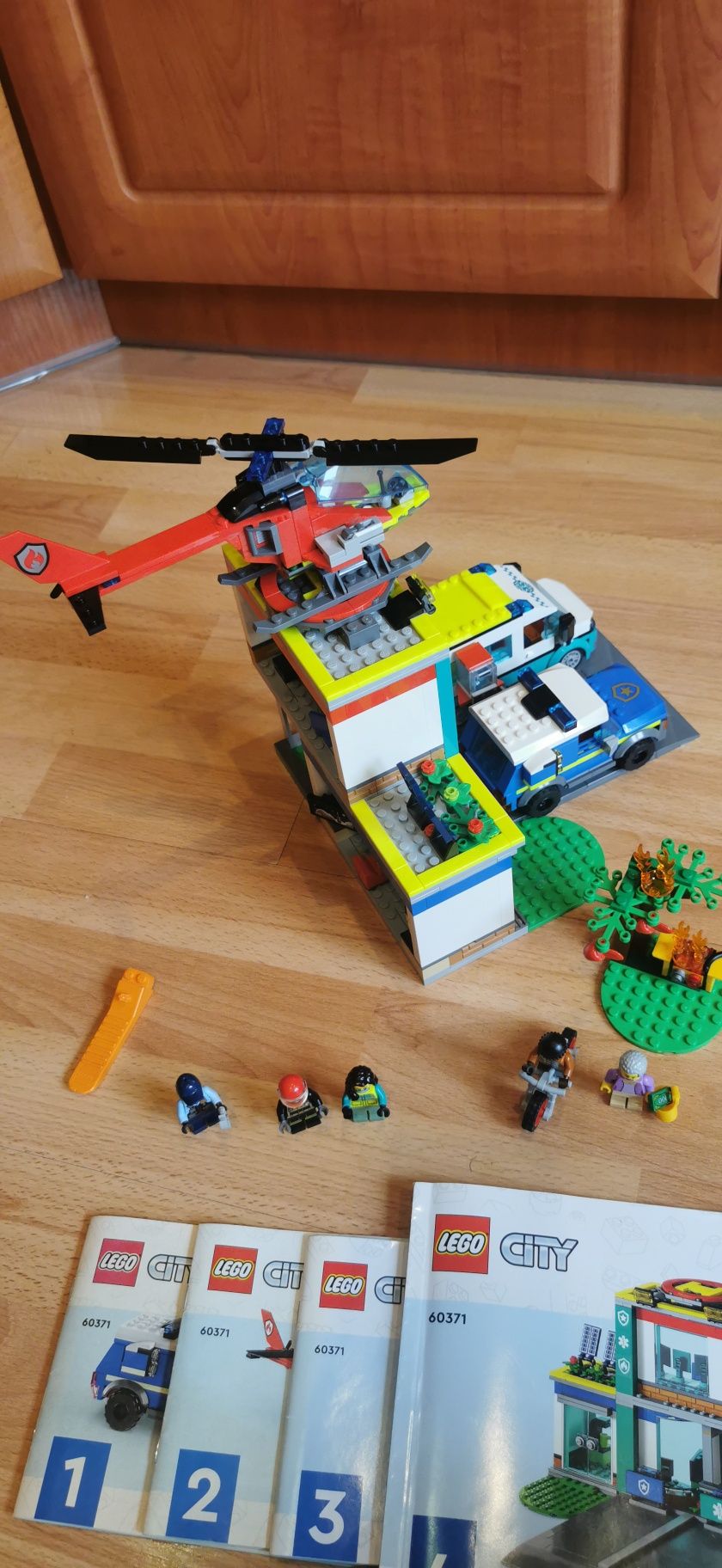 LEGO CITY 60371 Parking dla pojazdów uprzywilejowanych