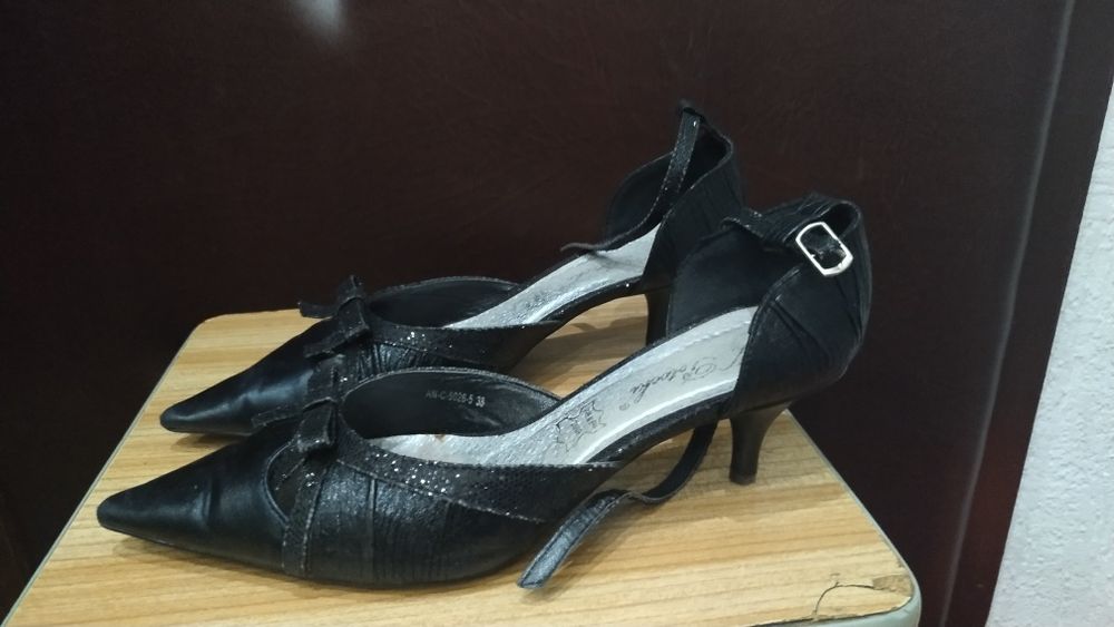 Buty szpilki z brokatem czarne na obcasie zapinane wokół kostki