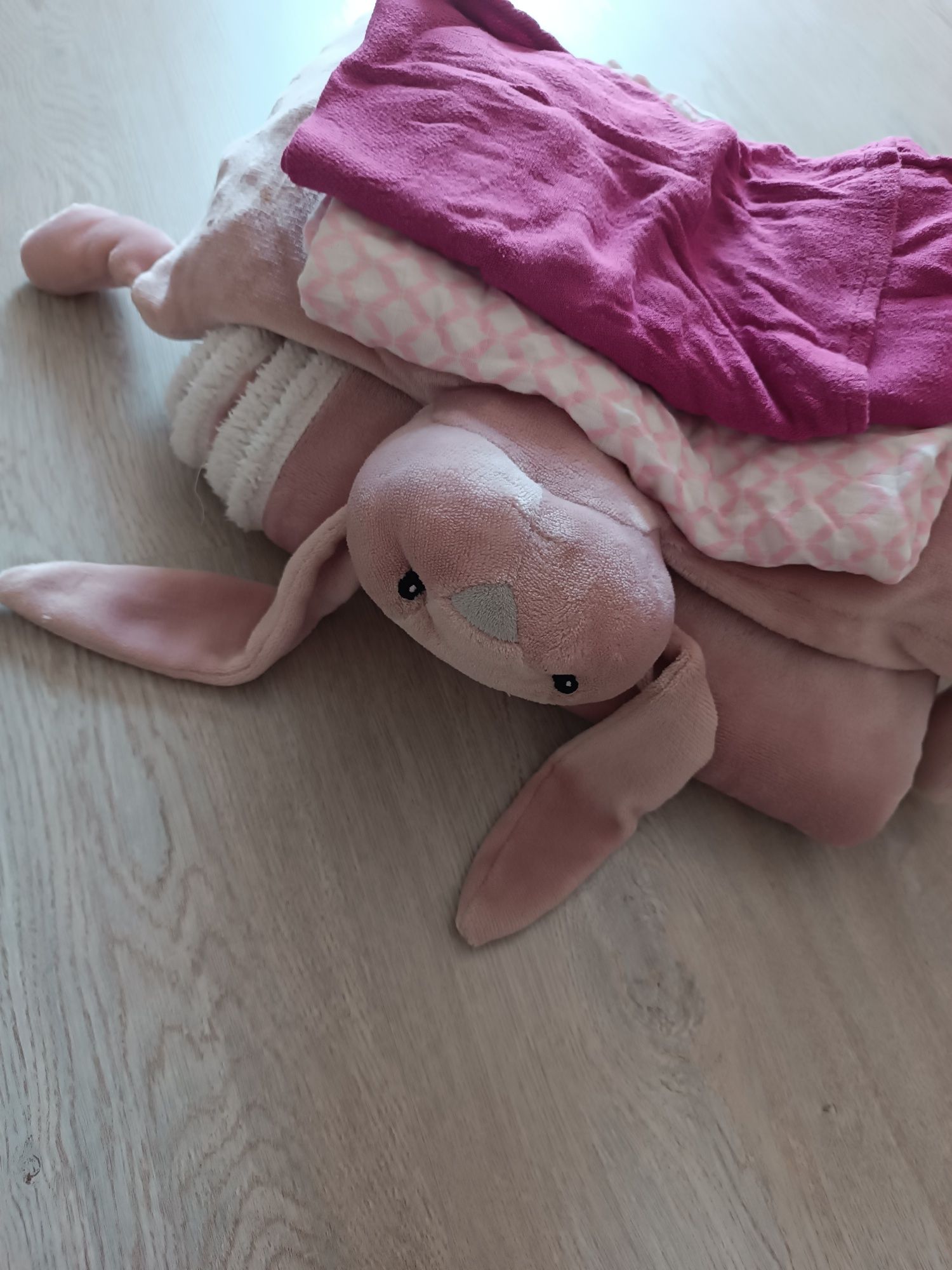 Bardzo fajny zestaw kocyk poduszeczka i 2 pieluchy