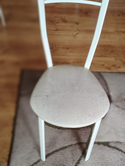Krzesła kuchenne białe