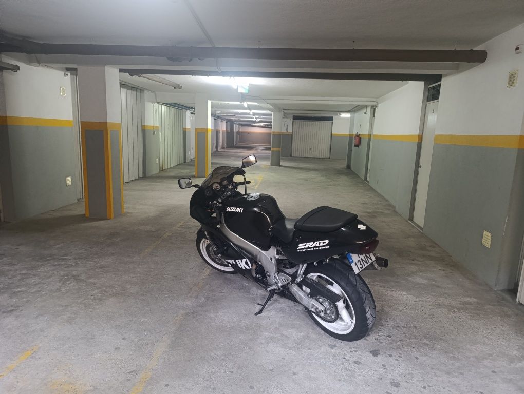 Suzuki GsxR 600 Srad ler descrição