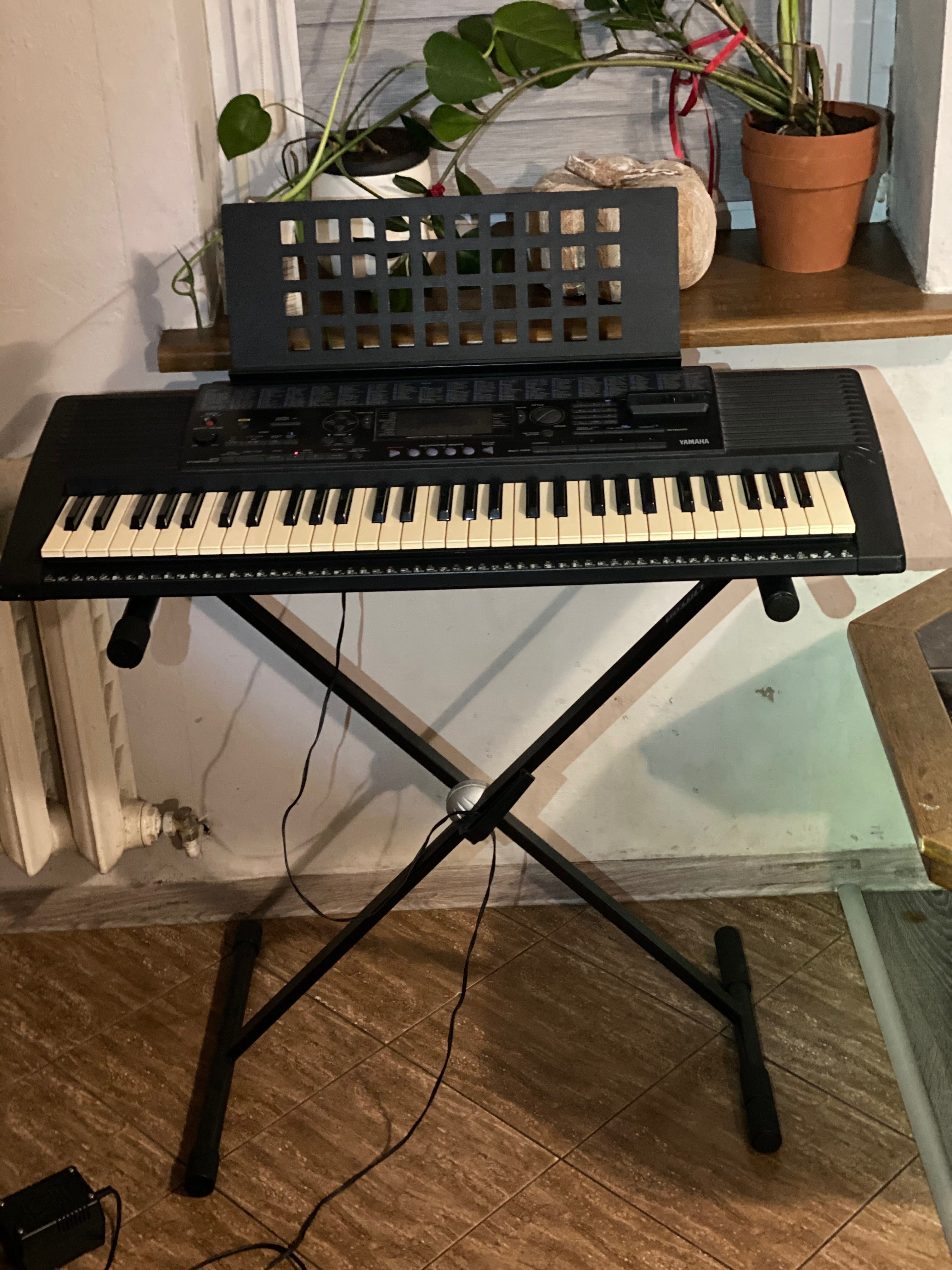 Yamaha Keyboard PSR -320 +Stojak