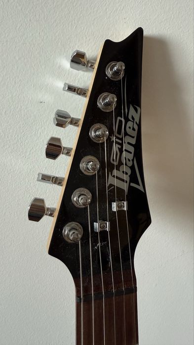 Guitarra Ibanez com amplificador
