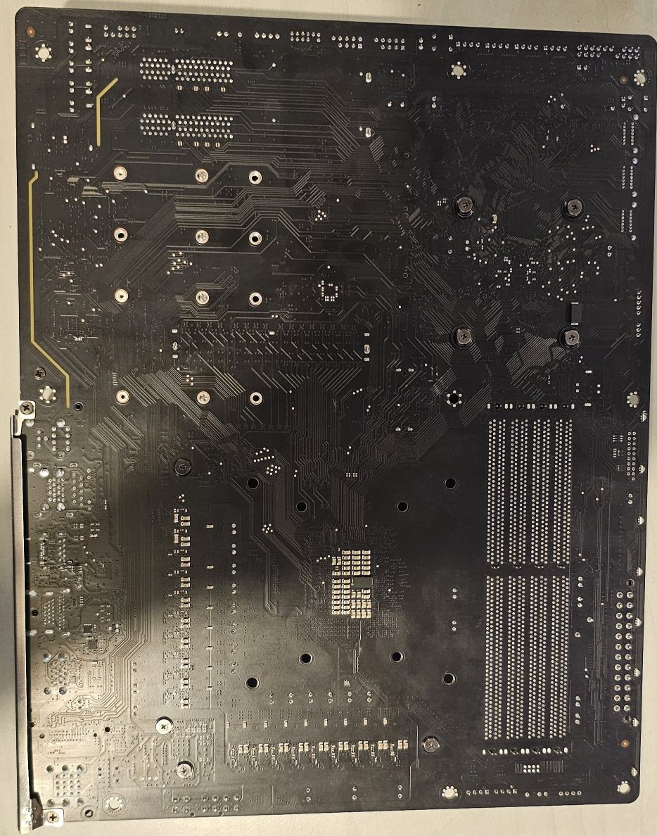 Uszkodzona plyta glowna gigabyte x gaming ddr4 z690 .