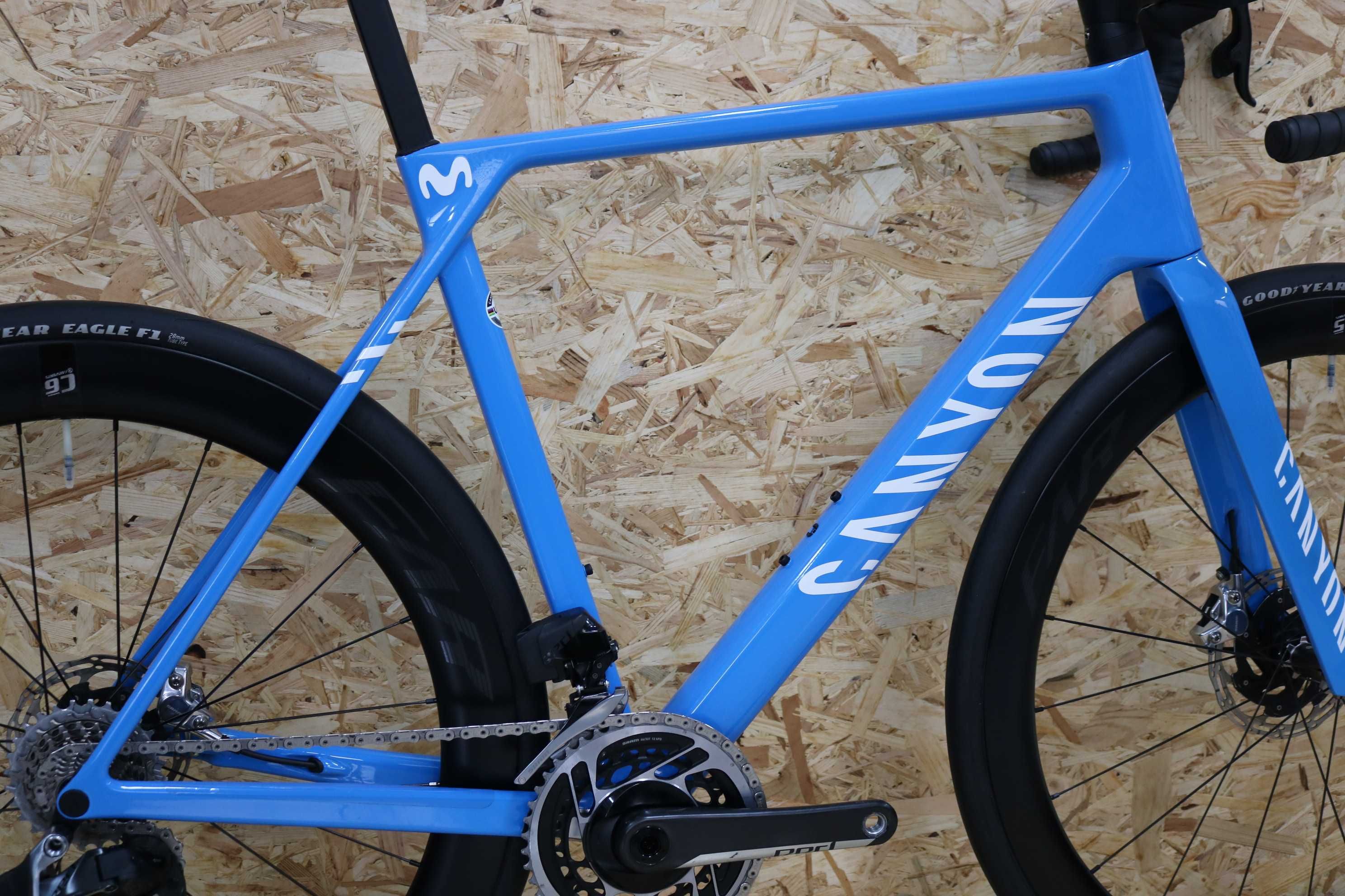 Bicicleta topo de gama Canyon CFR Movistar - Sram Red AXS - Rodas carb